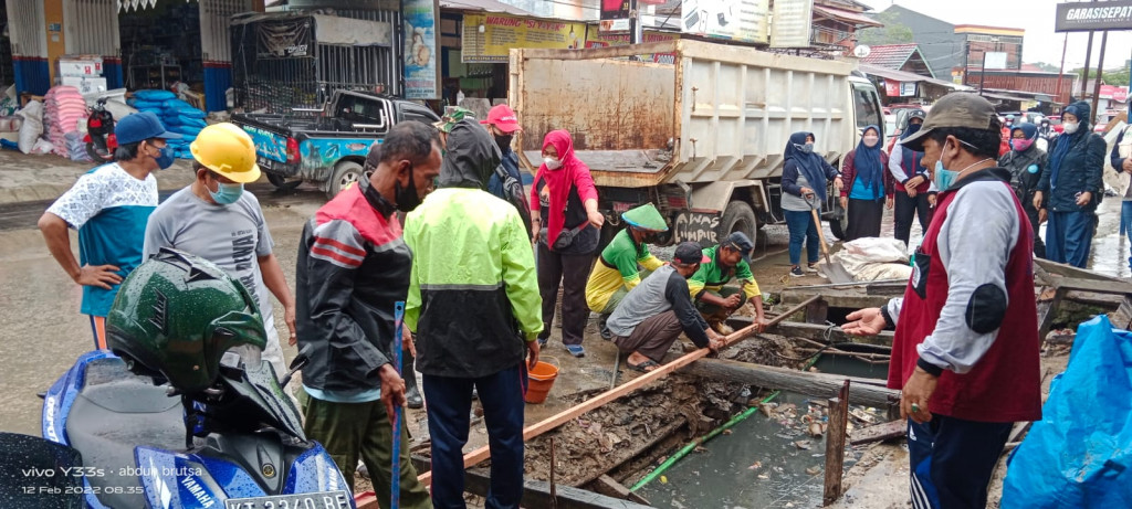 Gotong Royong Di Kelurahan Mugirejo