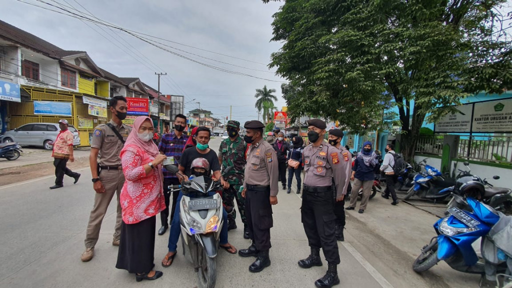 Yustisi Protokol Kesehatan Di Simpang Empat Lambung Mangkurat