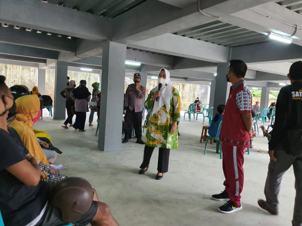 Camat Sungai Pinang Memberikan Arahan Penerima BNPT Untuk Selalu Mematuhi Prokes