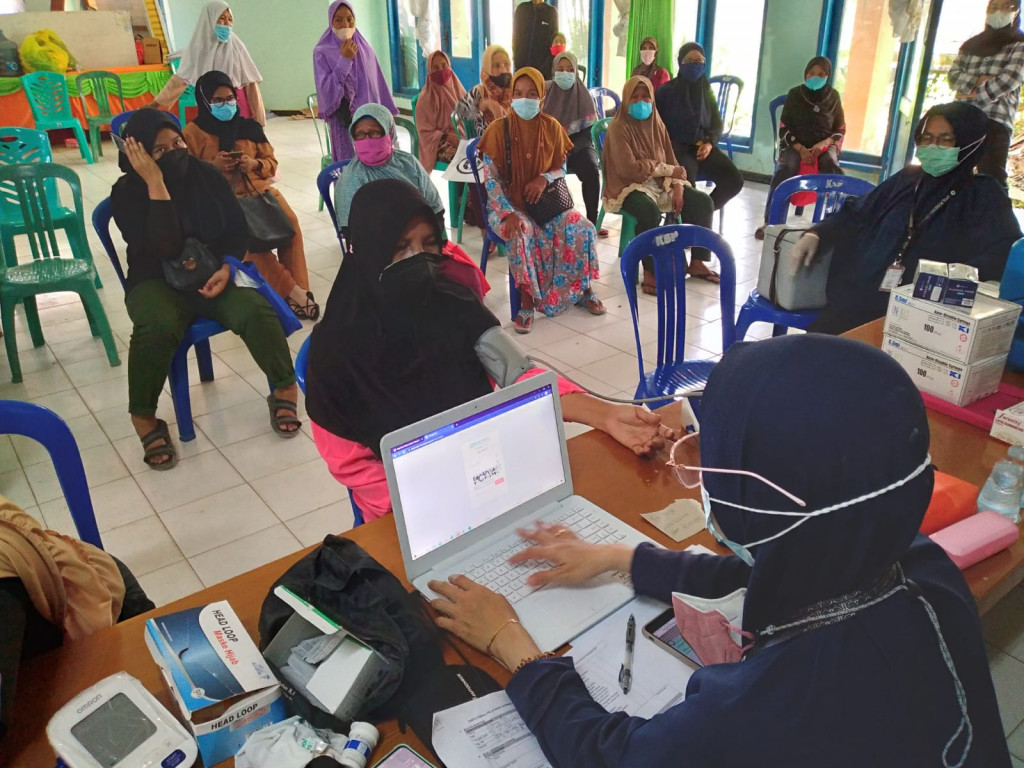 Sebanyak 976 Penerimaan BNPT Di Aula Kecamatan Sungai Pinang dan Vaksinasi Dosis 1 Dan 2 Untuk KPM