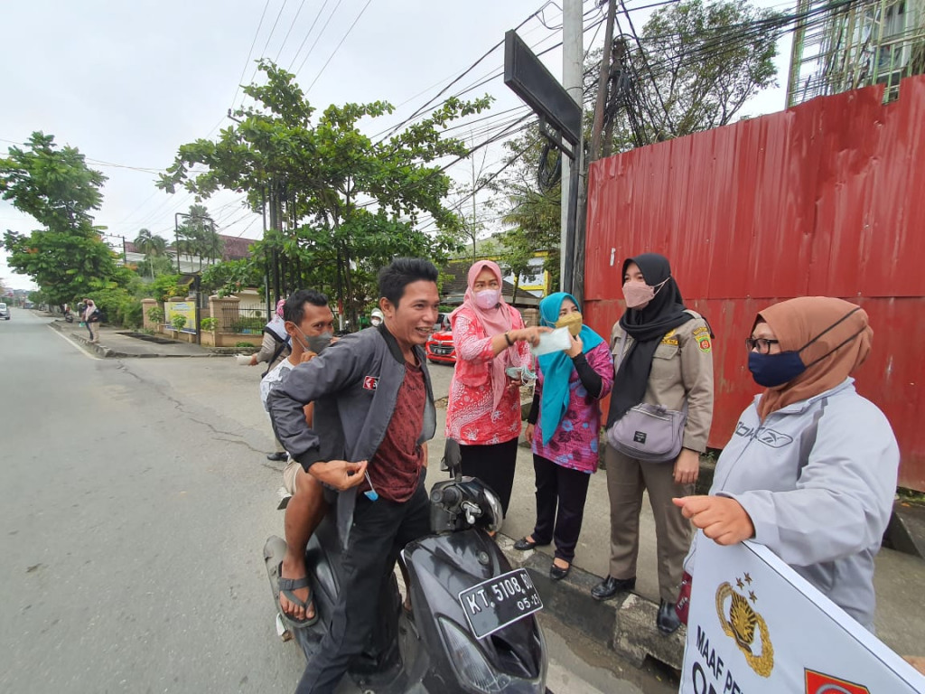 Tim Satgas Covid-19 Kecamatan dan Kelurahan Temindung Permai Melakukan Yustisi Masker