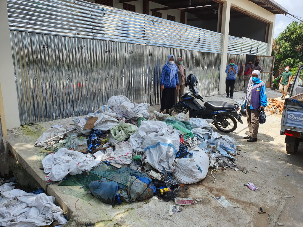 Memberikan Teguran  Pemilik Ruko Di Jalan Gatot Subroto Yang Tidak Membuang Sampah Kegiatannya