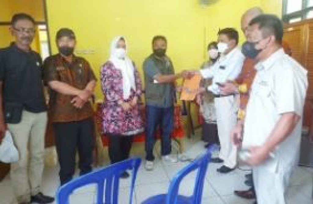 Kunjungan Dan Penyerahan Profile Badan Usaha Milik RT Di Kelurahan Gunung Lingai