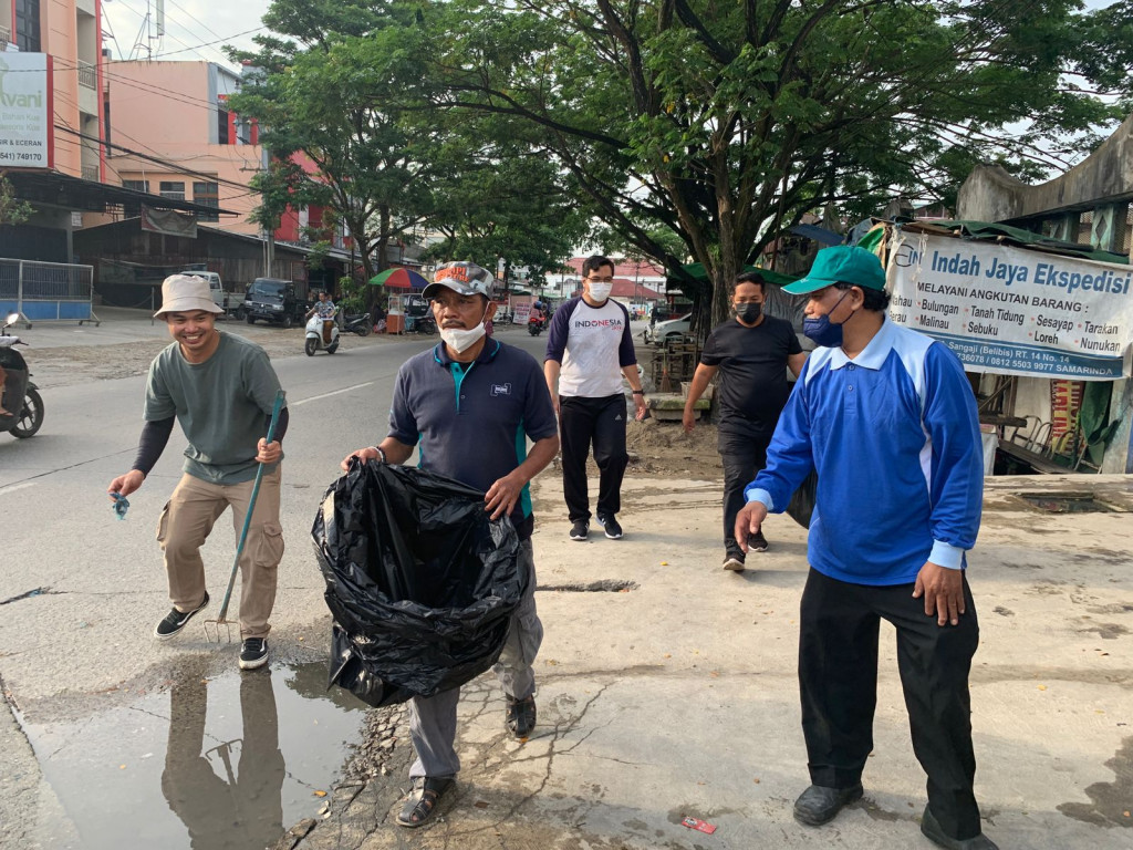 Kegiatan Gotong Royong Massal Segmen 4 Di Jalan Perniagaan Sungai Karang Mumus