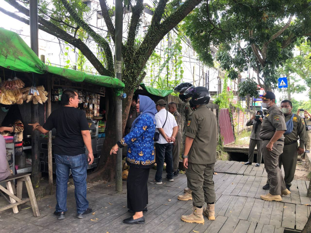 Penertiban Warung Yang Berada Di sepanjang Jalan A.Yani