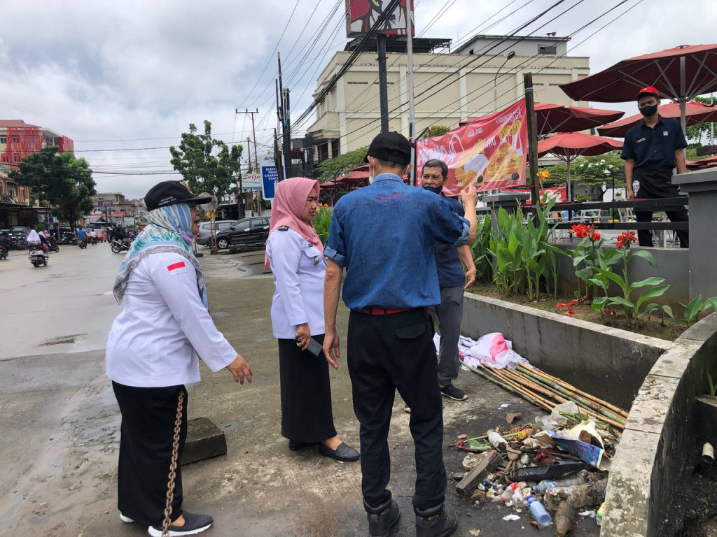 Camat Sungai Pinang Bersama Lurah Temindung Permai Melakukan Monitoring Lingkungan di RT.19 Kelurahan Temindung Permai