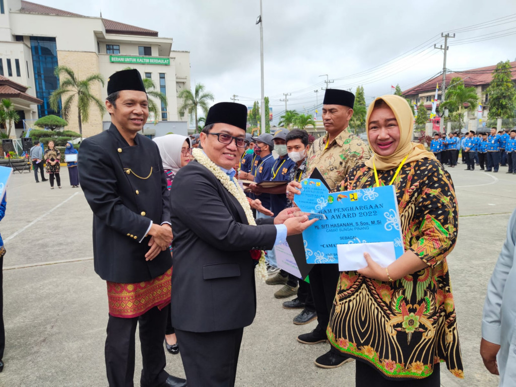 Camat Sungai Pinang Menerima Penghargaan SDA Award 2022