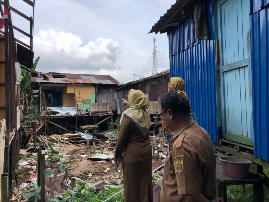 Peninjauan Pembongkaran Bangunan Yang Berada Di atas Sungai Mati Kelurahan Gunung Lingai