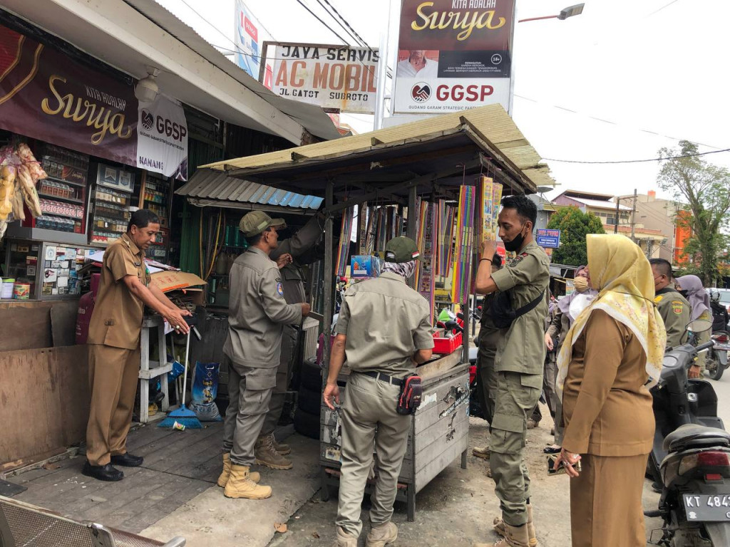 Patroli Bersama Satpol PP Kecamatan Sungai Pinang Penertiban Pedagang Kembang Api dan Penertiban PKL