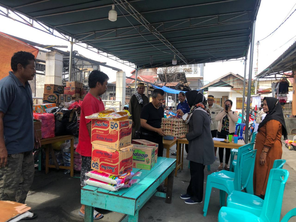 Meninjau Lokasi Kebakaran dan Memberikan Bantuan Kepada Korban Kebakaran di Kelurahan Sungai Pinang Dalam