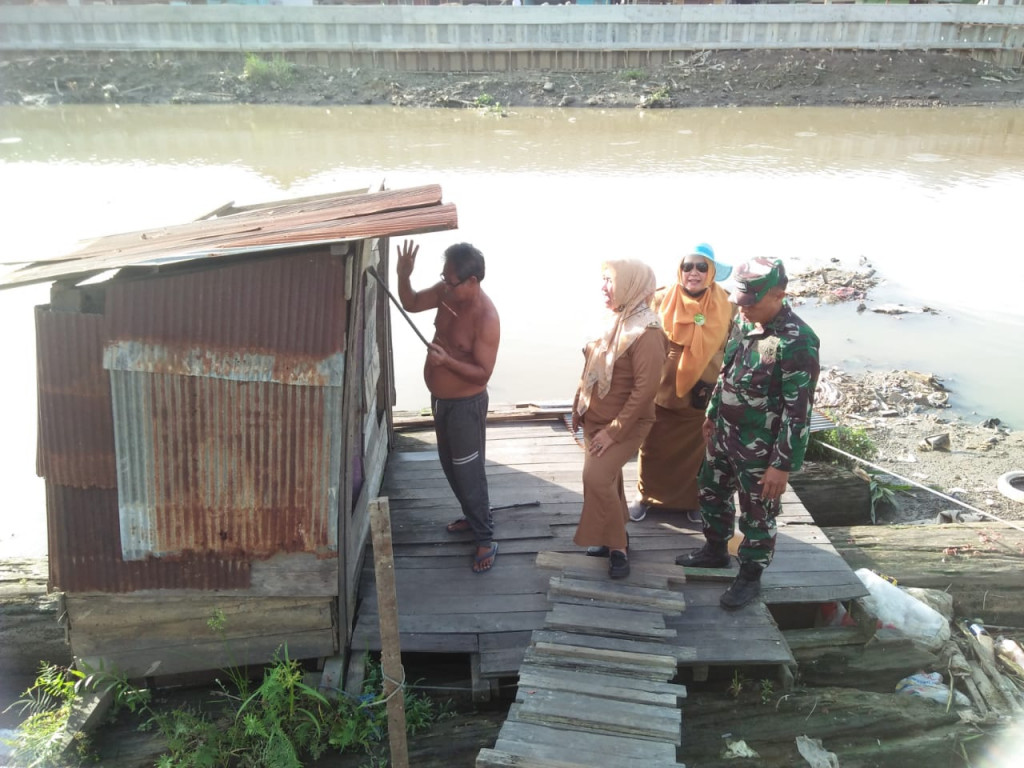 Pembongkaran Jamban di RT. 27 Kelurahan Temindung Permai