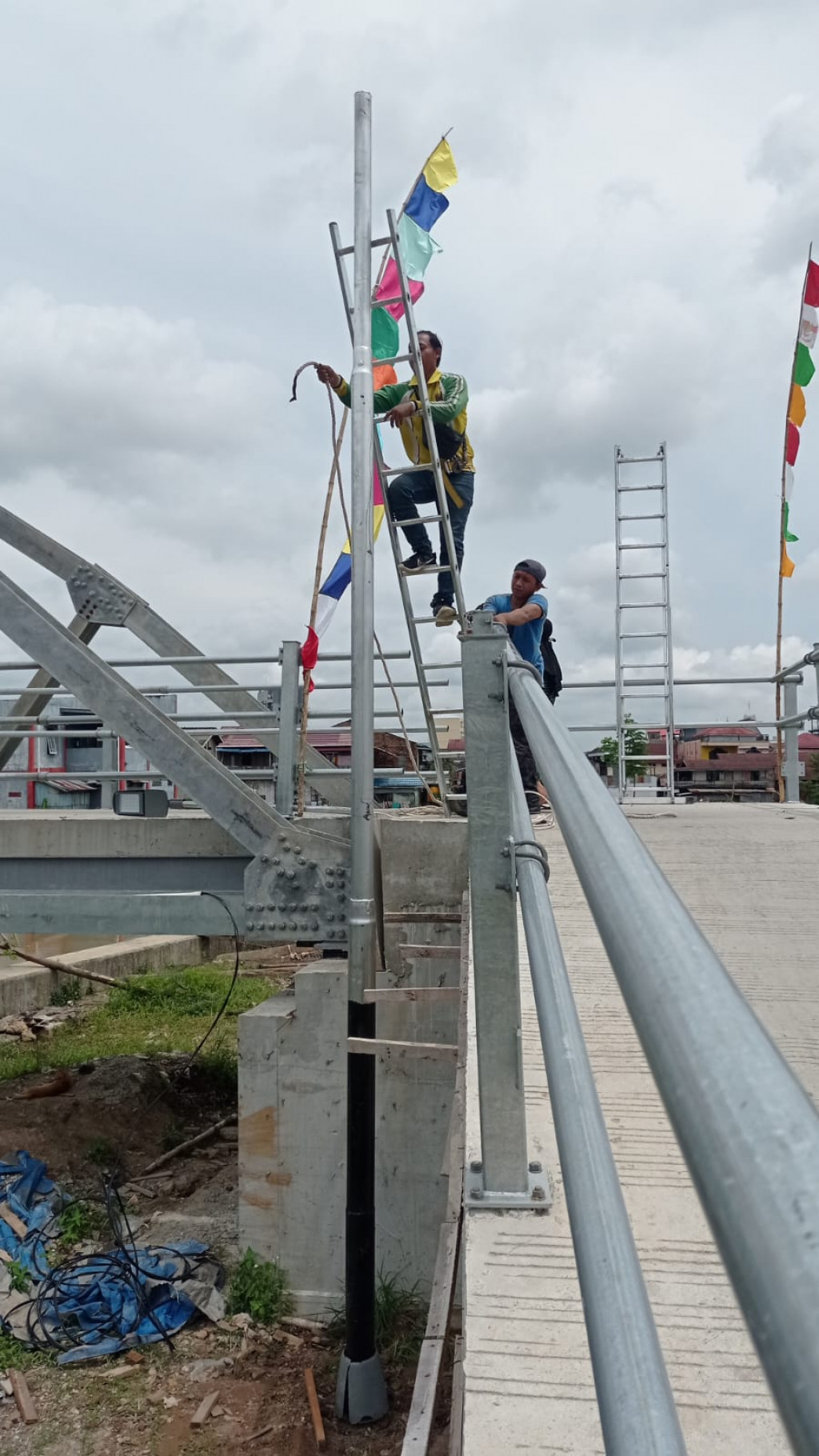 Pemantauan Pemasangan Lampu Jalanan Jembatan dari RT. 22 Kelurahan Temindung Permai Menuju Pasar Segiri
