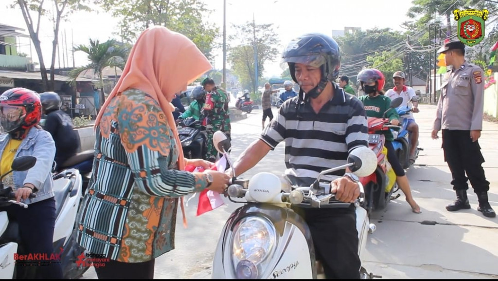Pembagian Bendera Merah Putih Dalam Memperingati HUT RI ke-78 di Wilayah Kecamatan Sungai Pinang