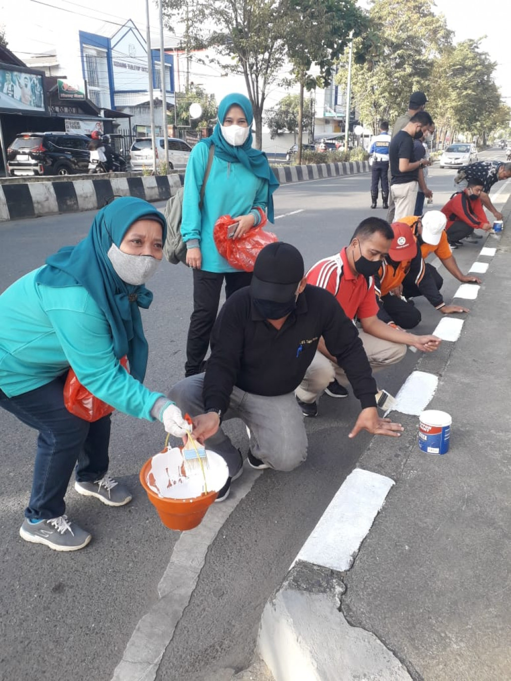 Kerjabakti Pengecatan Trotoar & Median jalan di Depan Rumah Jabatan Wawali Samarinda.