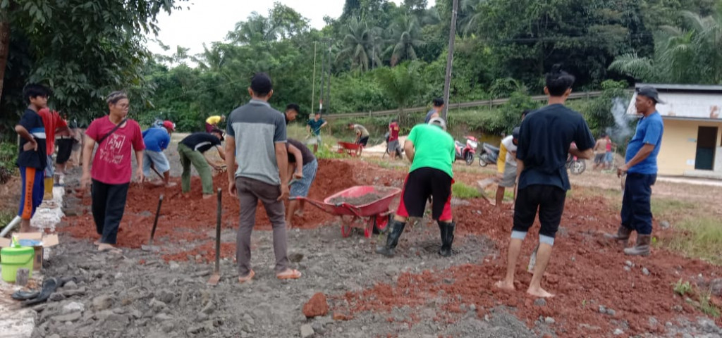 Kerja bakti Perbaikan Halaman Masjid DARUL MUSLIMIN. di RT. 01 dan 02 Kel. Sungai Siring.