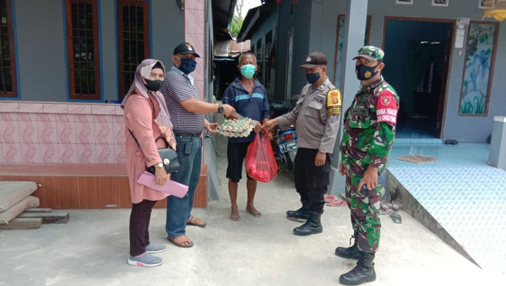 Pembagian Bantuan Sembako. untuk membantu Warga Kelurahan Sungai Siring yang sedang menjalani Isolasi Mandiri