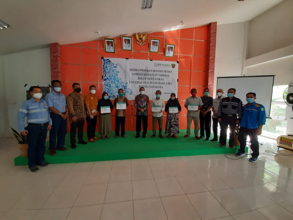 Penyerahan simbolis penerima Program CSR Jaminan kesehatan Nasional melalui Program Sinergi CSR dan JKN