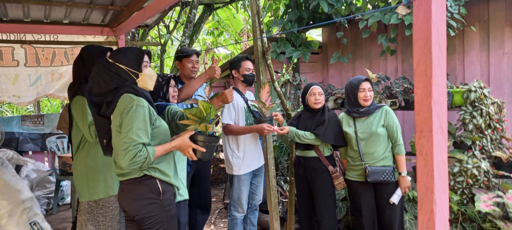 Pemilahan sampah rutin bank sampah flamboyan