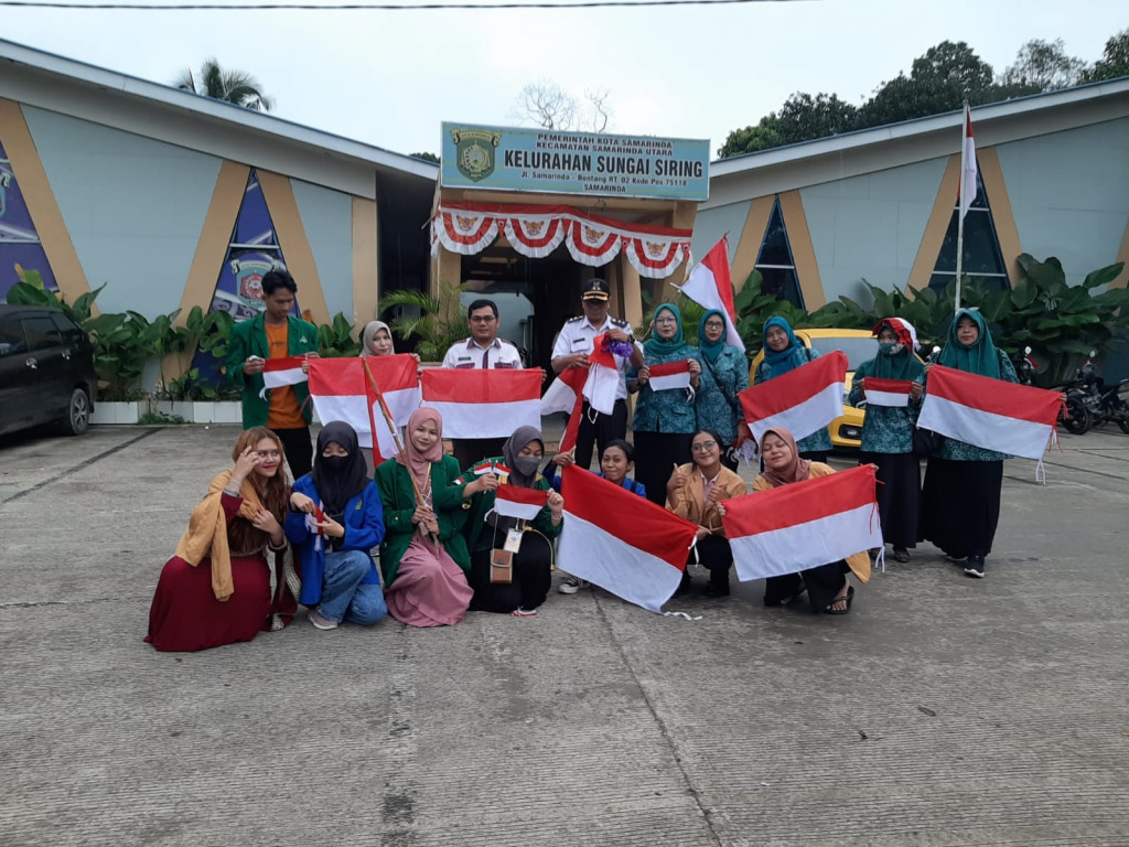 Pembagian Bendera Merah Putih di wilayah Kelurahan Sungai Siring