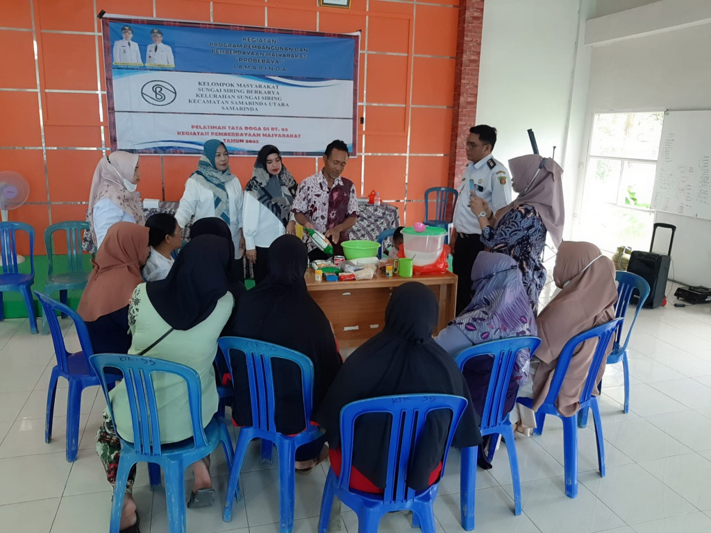PELATIHAN TATA BOGA PEMBUATAN KUE TERANG BULAN