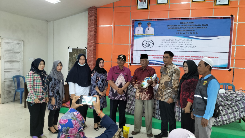 PENYERAHAN BANTUAN SEMBAKO DAN PERLENGKAPAN SEKOLAH