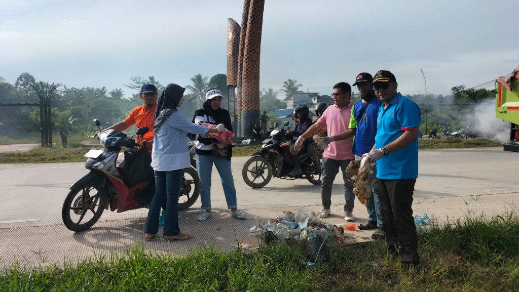 GOTONG ROYONG DI AREA TUGU SELAMAT DATANG