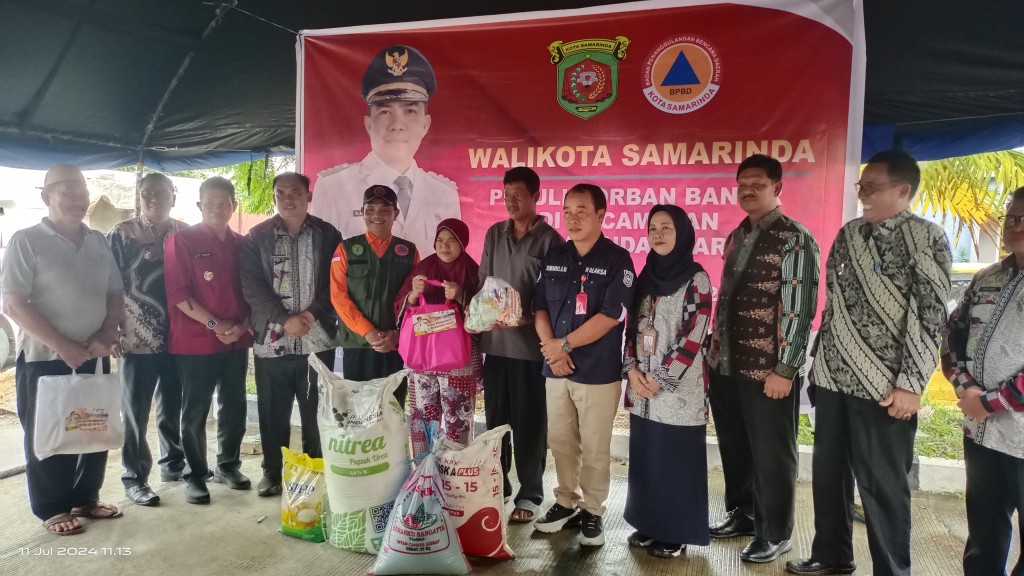 PENYERAHAN BANTUAN DAMPAK BANJIR
