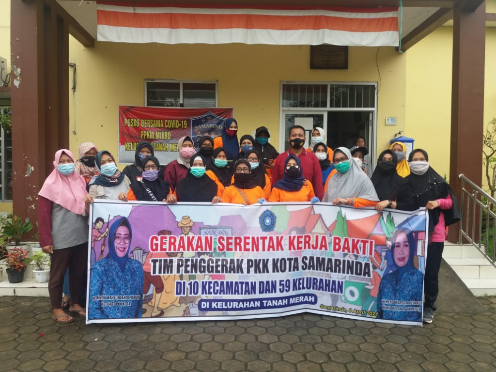PKK Kelurahan Tanah merah melaksanakan kegiatan gotong royong