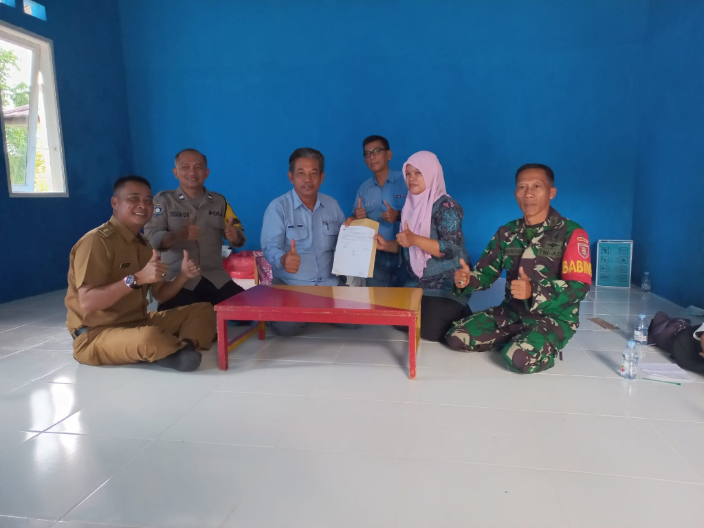 Menghadiri Penyerahan Bantuan Bangunan dari PT. LHI kepada Pengurus Sekolah KB. Kesuma Bangsa