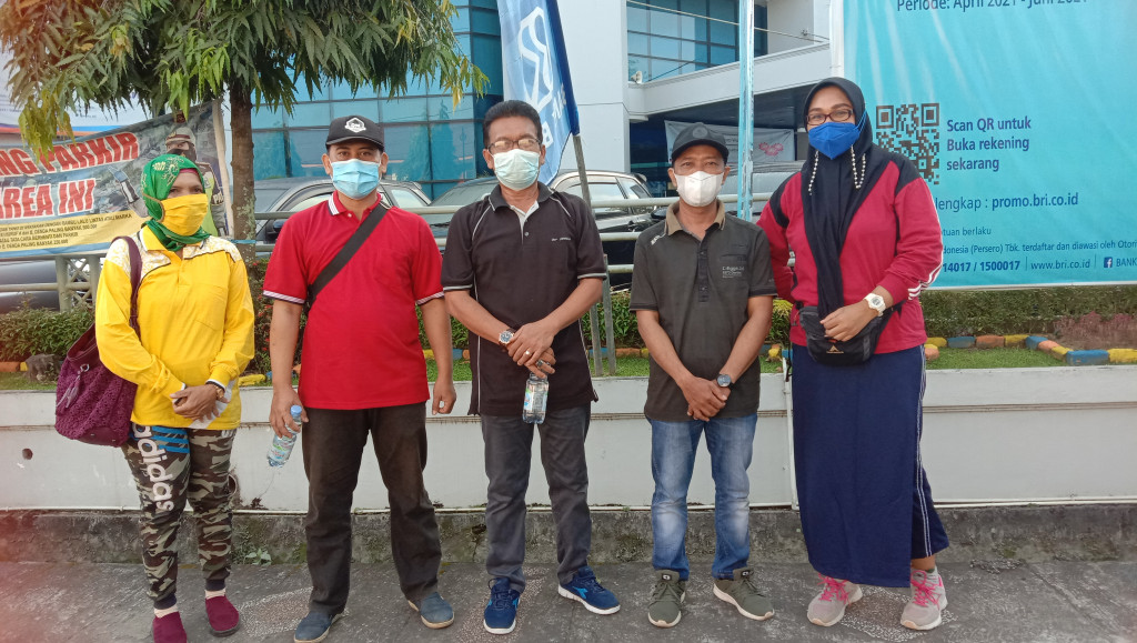 Semangat Gotong Royong Dalam  Mengecat Trotoar dan  Marka Jalan