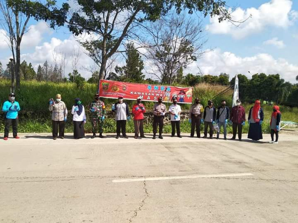 Pengendalian Covid 19 dengan Pembagian Masker Gratis di Jl M Rifaddin Pintu Gerbang Jl Stadion Palaran RT 14 Kelurahan Tani Aman