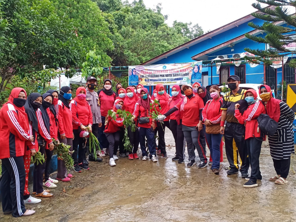 Gerakan Serentak Kerja Bakti Tim Penggerak PKK Kota Samarinda Di 10 Kecamatan dan 59 Kelurahan
