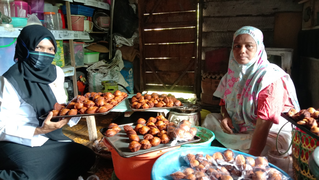 Kunjungan Kerja Pembinaan Dasa Wisma Melati  yang sedang membuat Kue Ruti Balok Gula Merah di Jl Tani Subur RT 14 Kelurahan Tani Aman Kecamatan Loa Janan Ilir