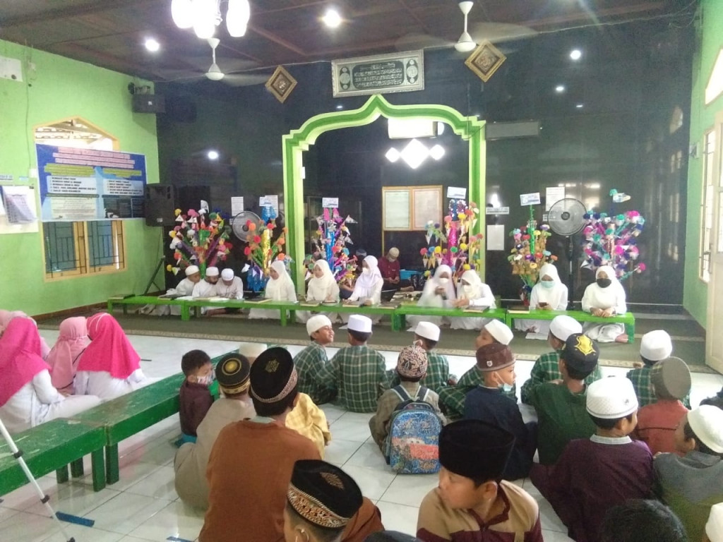 Kegiatan Khataman Al Qur an di Langgar Al hidayah kelompok anak2 Rt 018 &  Rt 02 Kelurahan Tani Aman
