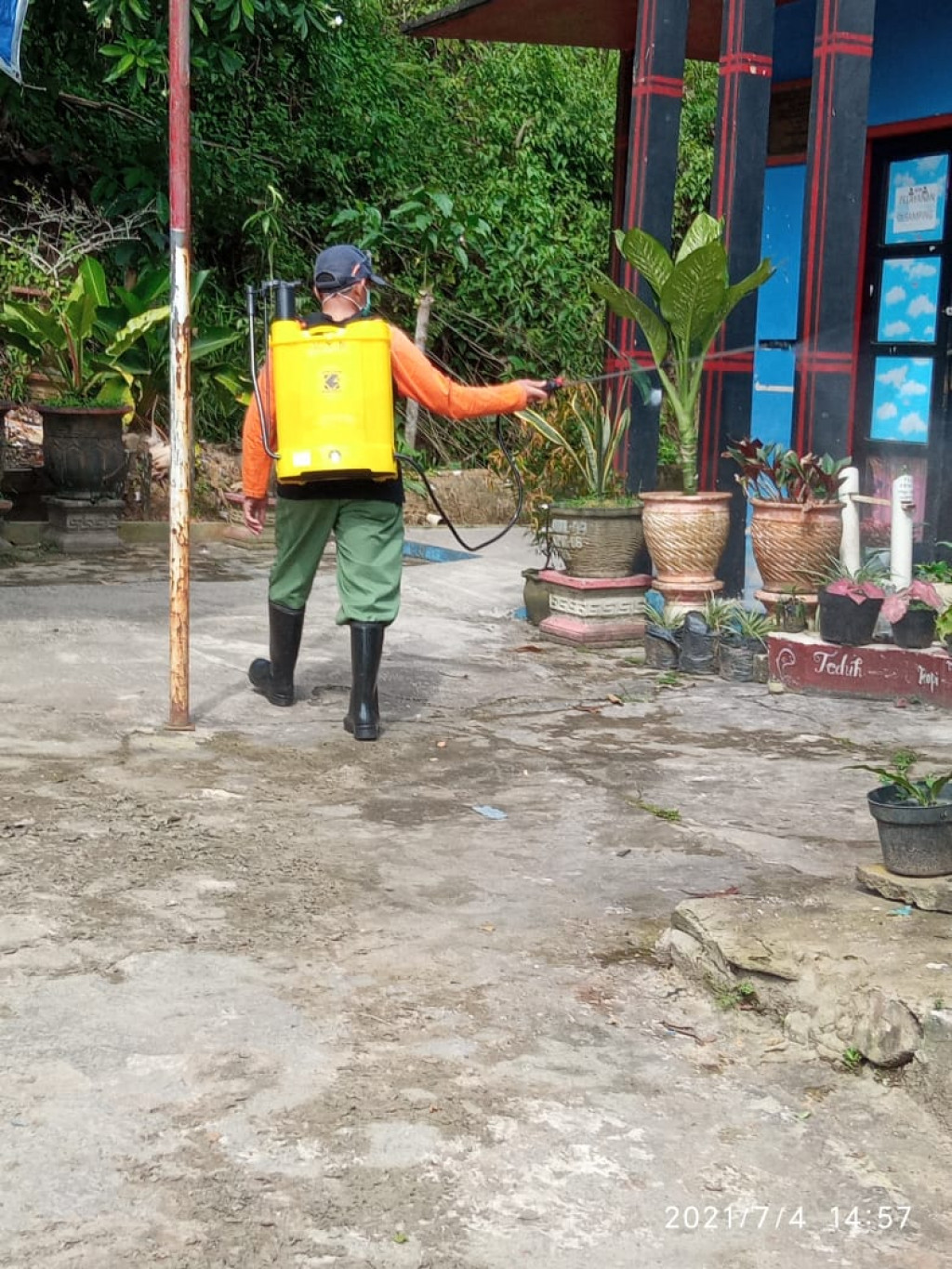 Penyemprotan  Disenfektan Serntak di Lingkungan Rt 01 -RT 020 dan di Instansi Pemerintah maupun Swasta, Rumah Ibadah  Kelurahan Tani Aman