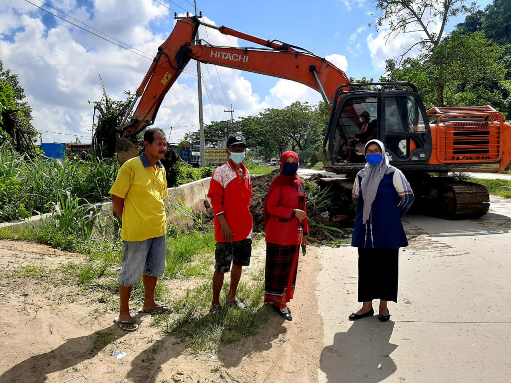 Monitoring Pengerukan Kebersihan Parit Pengendalian Banjir di Jl M Rifaddin Rt 13 Kelurahan Tani Aman