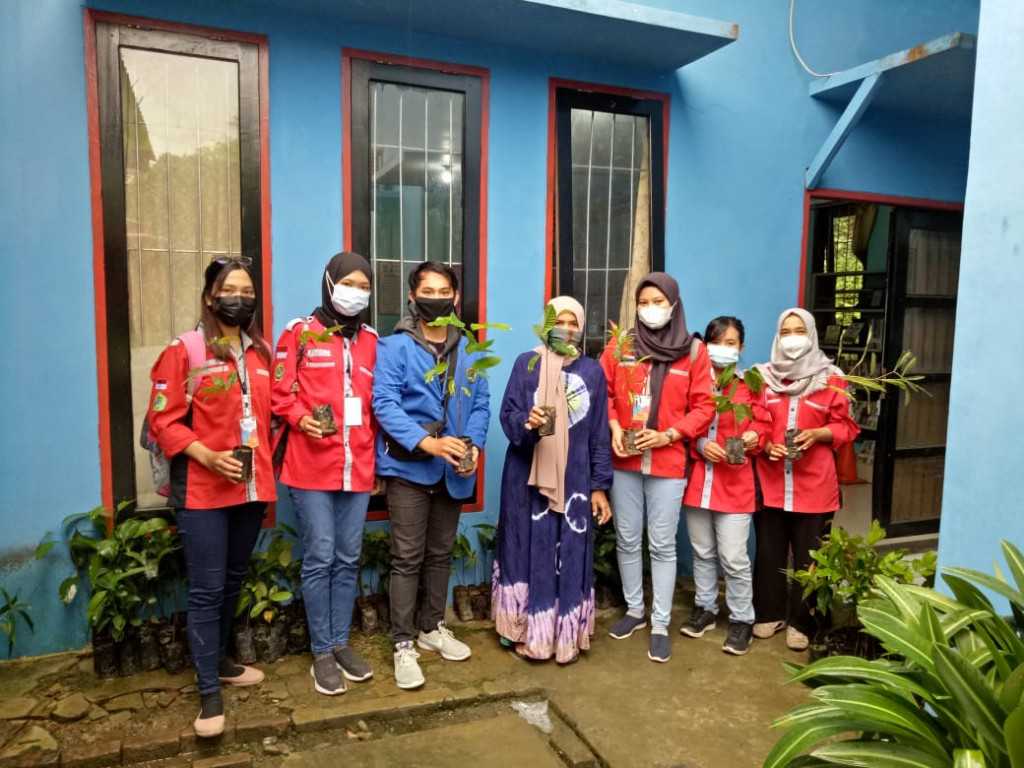 Kegiatan Serah Terima Bantuan Bibit Buah2an dan Bunga Pucuk Merah dari  Siswa Siswi KKN Politani Poltek Samarinda