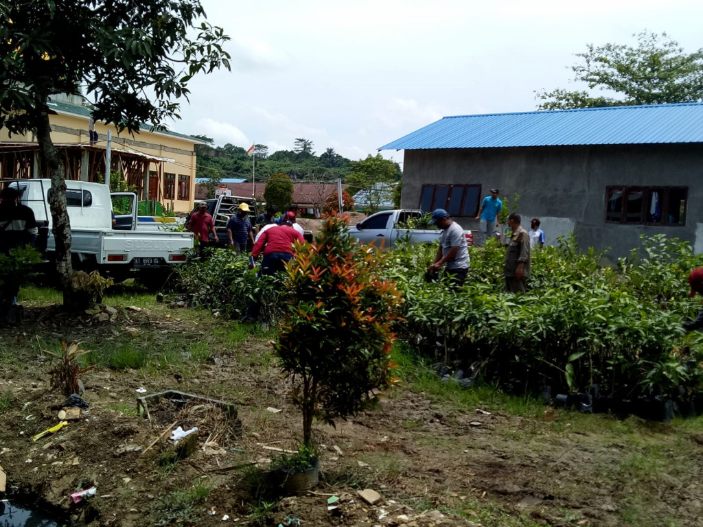 Serah Terima Batuan  600 pohon  Bibit buah-Buahan dari Pihak Ketiga Pengusaha Balai Pengelolaan Daerah Aliran Sungai dan Hutang Lindung (BPDASHL)