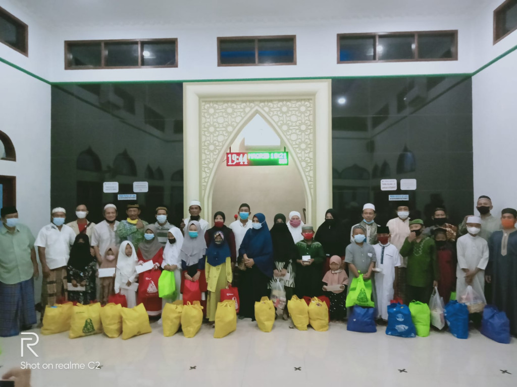 Kegiatan  Satunan terhadap para anak yatim piatu dan para kaum duafa yang terdampak akibat covid 19 di langgar At Mutaqqin RT 03 Kelurahan Tani Aman