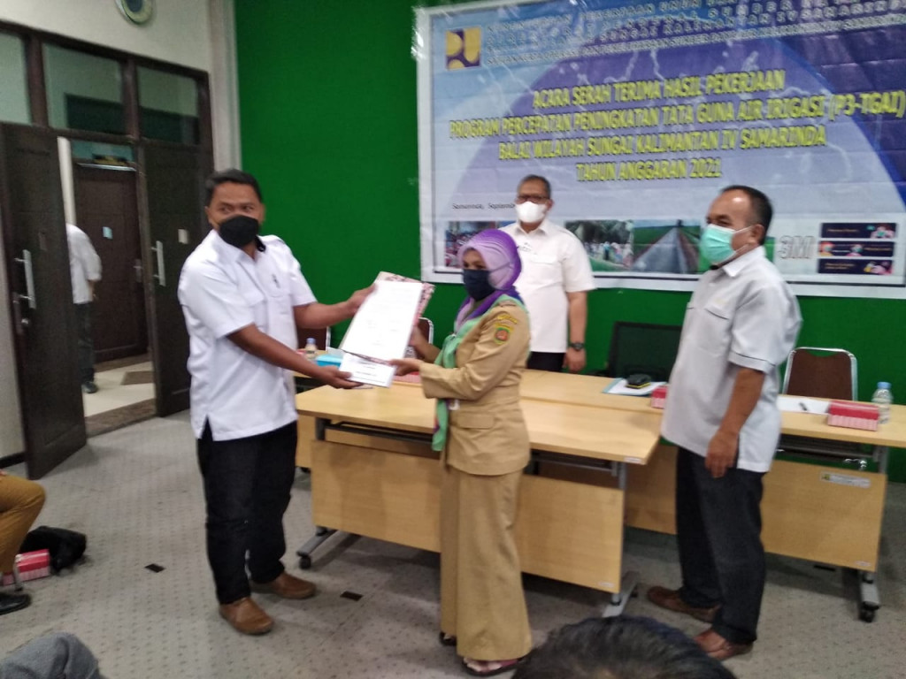 Serah terima Hasil Pekerjaan Proyek  P3-TGAI Jl Sungai Kaliwara RT 012 Kelurahan Tani Aman