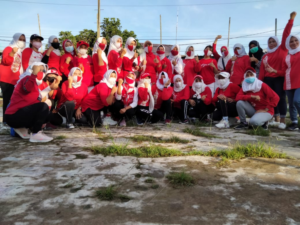 Kegiatan  Kelompok Senam Minggu Ceria  dalam Rangka Peringatan 17 Agustus di Kelurahan Tani Aman