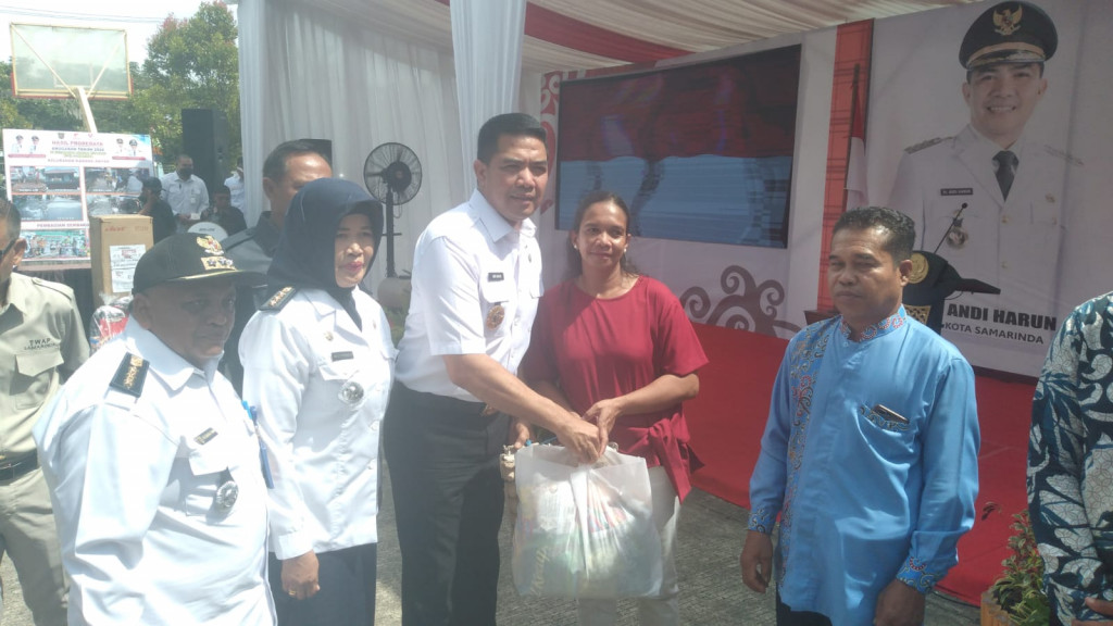 Pembagian Sembako untuk warga Kelurahan Teluk Lerong Ulu