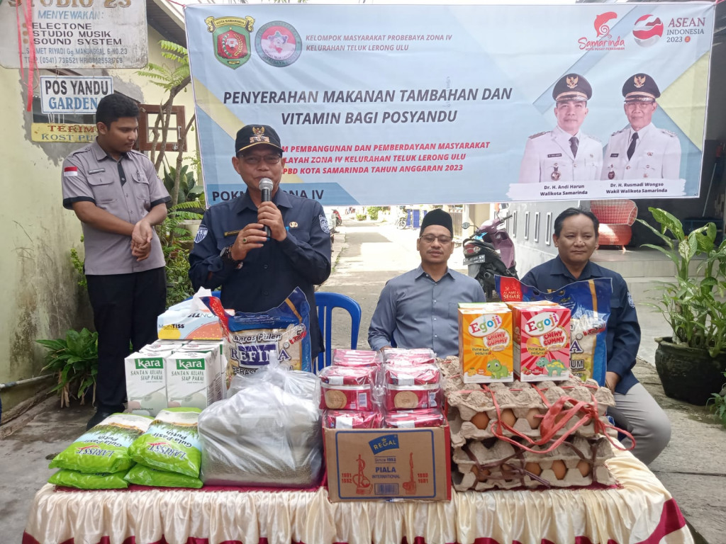 Penyerahan Makanan dan Vitamin ke Posyandu Zona IV