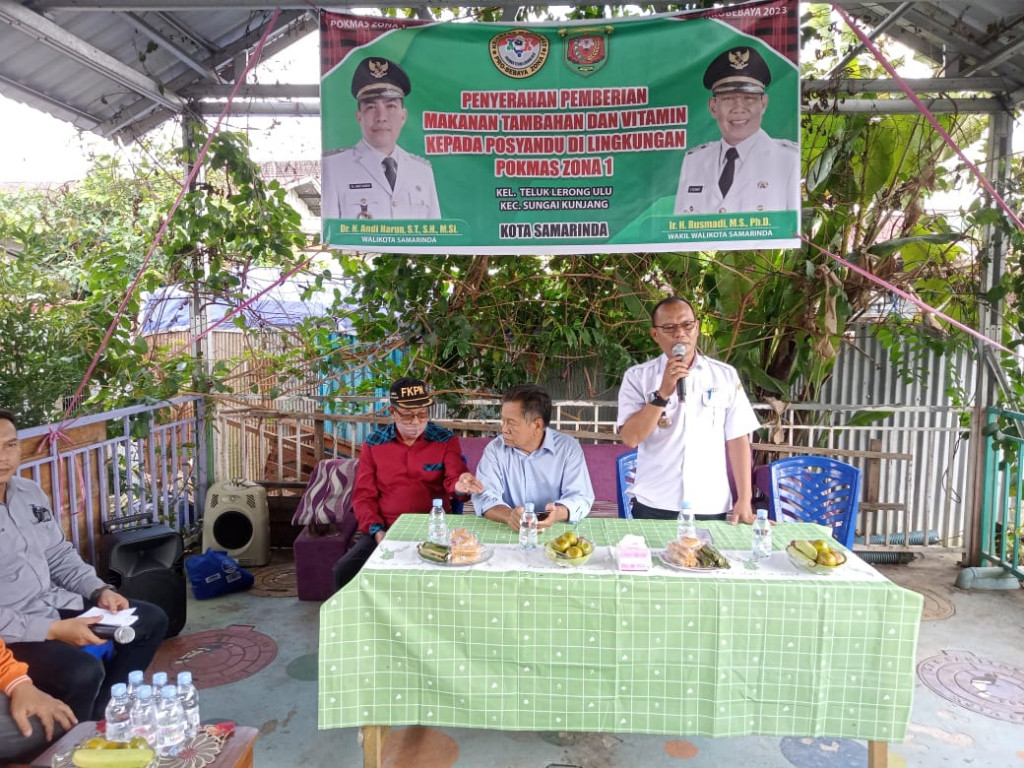 Penyerahan Makanan dan Vitamin Kepada Posyandu