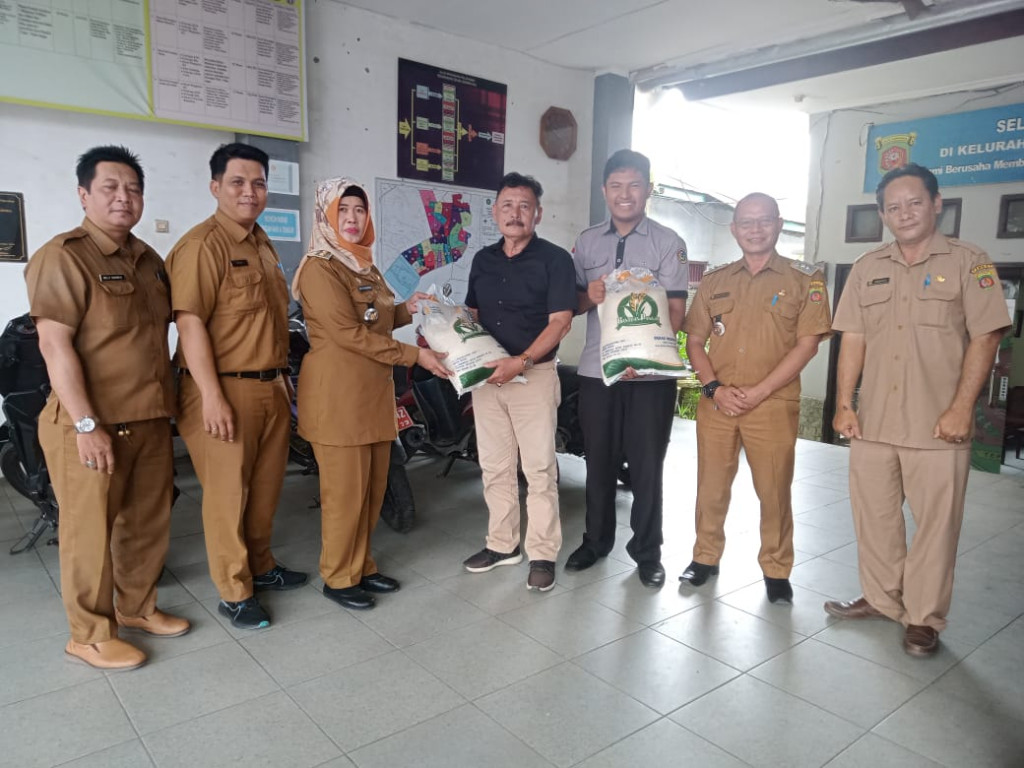 Penyerahan Beras Oleh Camat Sungai Kunjang