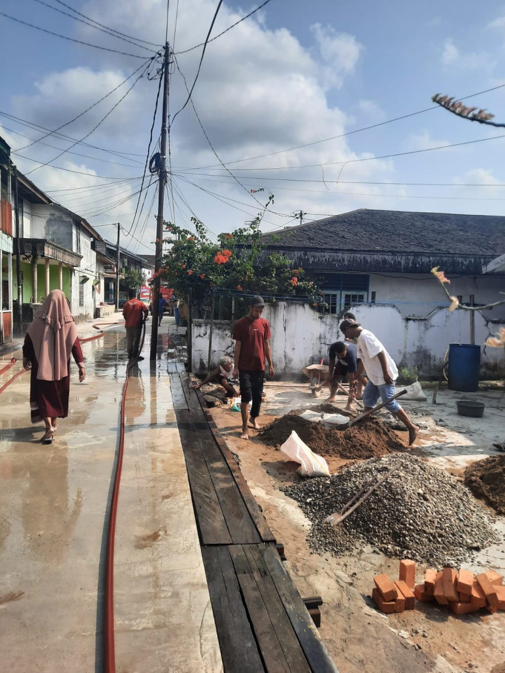 Kegiatan Semenisasi di Wilayah Kelurahan Teluk Leong Ulu