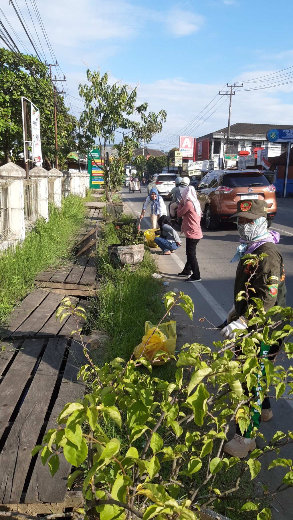 Kegiatan Kerja Bakti Di Sekitar Kantor Kelurahan Teluk Lerong Ulu