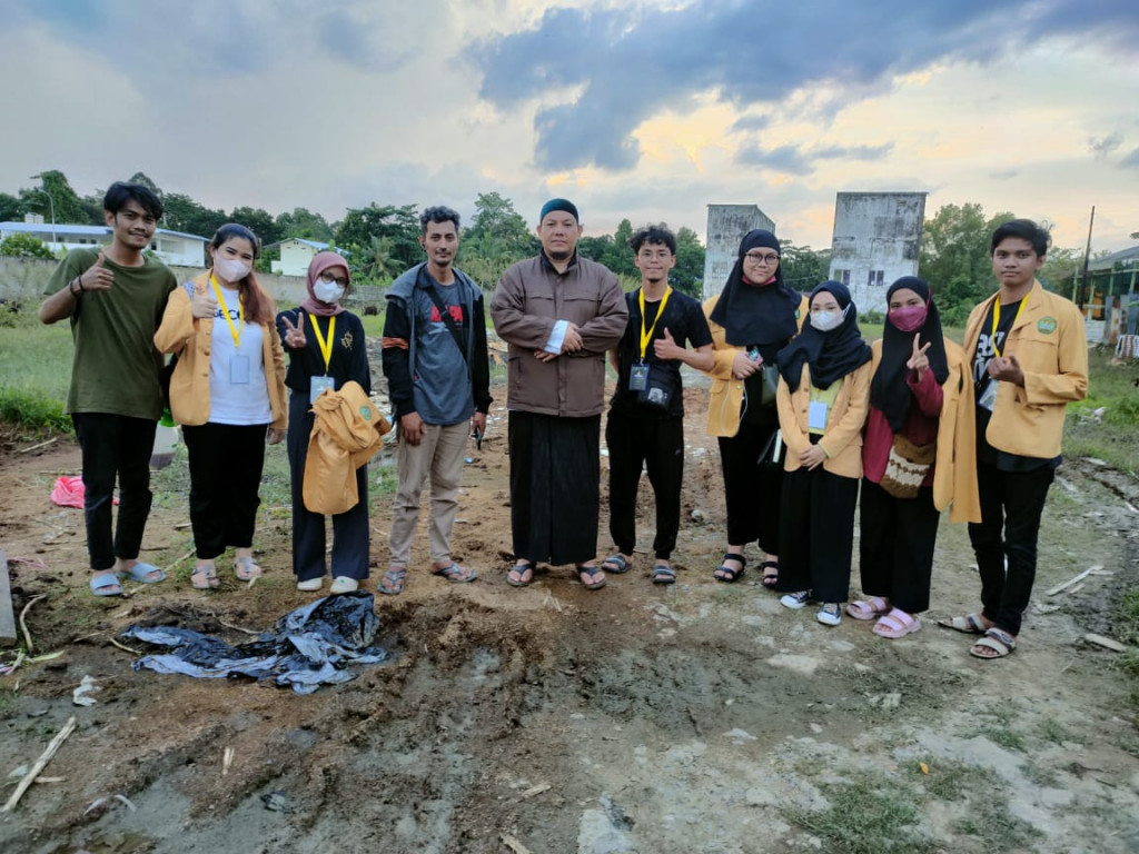 Sosialisasi dan Pembuatan Desinfektan Alami untuk Mencegah Penyakit Mulut dan Kuku