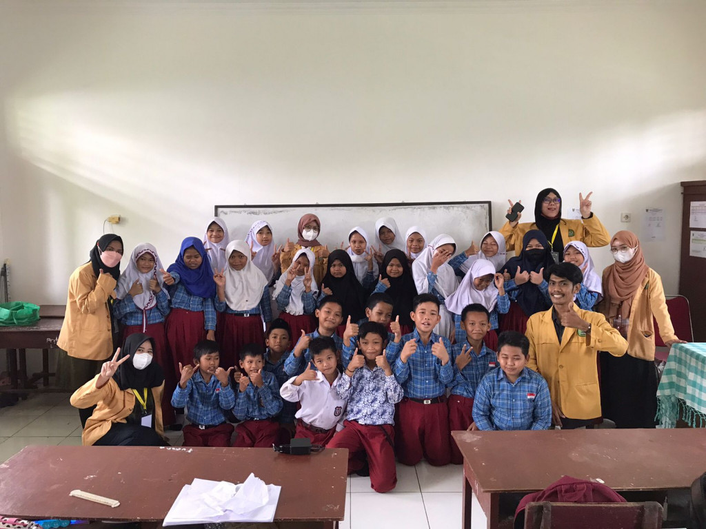 Sosialisasi Pengenalan Banjir dan Kandungan Kimia Pada Air Sungai di SDN 012 Sungai Pinang