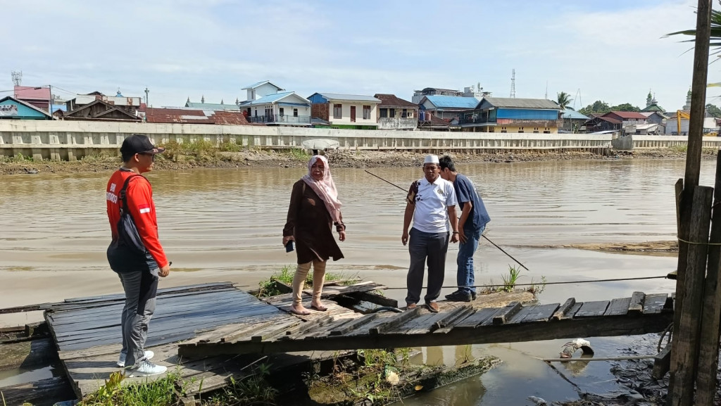 Pembongkaran Jamban Pinggir Sungai